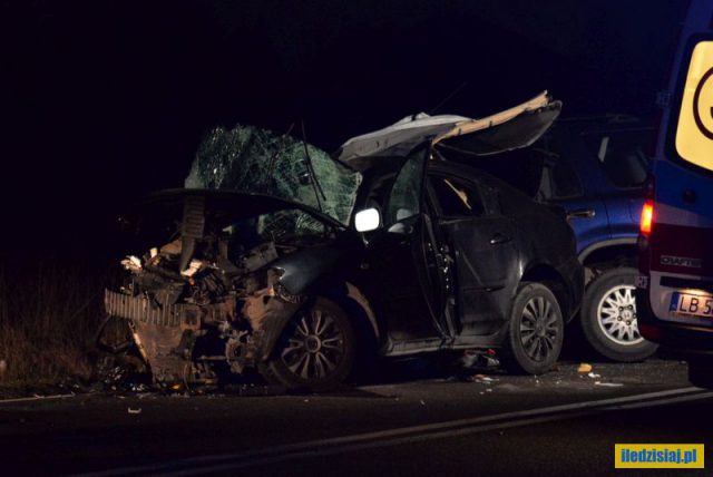 Na łuku drogi stracił panowanie nad mazdą, doszło do czołowego zderzenia. Dwie osoby nie żyją (zdjęcia)