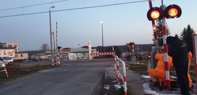 Wjechał w rogatki i uciekł. Zakończyły się utrudnienia w ruchu na przejeździe kolejowym w Lublinie (zdjęcia)