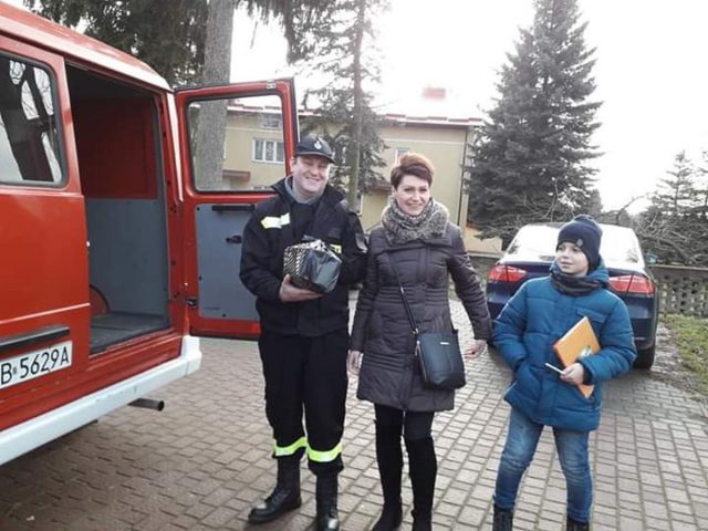 „Świąteczna paka od strażaka dla dzieciaka” – W gminie Krzczonów zorganizowano wyjątkową akcję (zdjęcia)