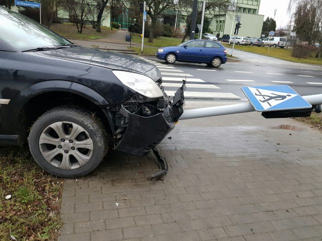 Opel uderzył w słup sygnalizatora. Na skrzyżowaniu nie działa sygnalizacja (zdjęcia)