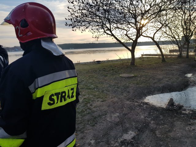 Tragedia nad Zalewem Zemborzyckim. Trwa akcja straży pożarnej i policji (zdjęcia)