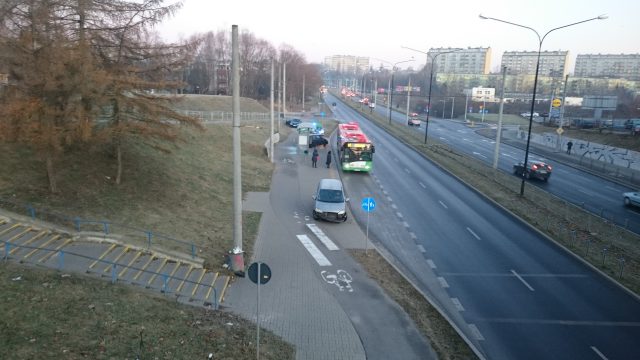 Opel uderzył w przystanek. Groźnie wyglądająca kolizja na ul. Armii Krajowej (zdjęcia)
