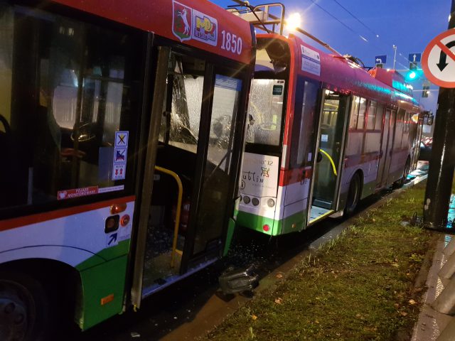 Zderzenie autobusu z trolejbusem na ul. Diamentowej. Ogromne korki (zdjęcia)