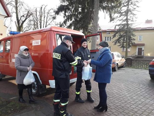 „Świąteczna paka od strażaka dla dzieciaka” – W gminie Krzczonów zorganizowano wyjątkową akcję (zdjęcia)
