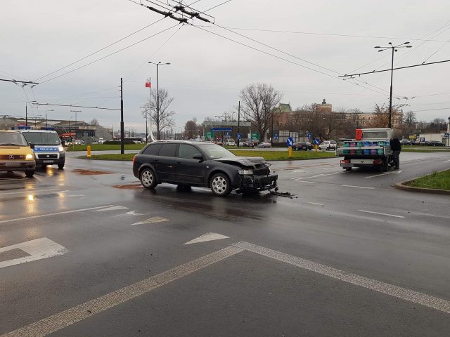 Zderzenie audi z pojazdem dostawczym. Na ulicę pospadały butle z gazem (zdjęcia)