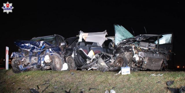 Na łuku drogi stracił panowanie nad mazdą, doszło do czołowego zderzenia. Dwie osoby nie żyją (zdjęcia)