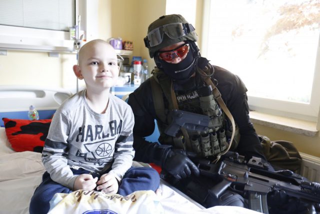 Lubelscy kontrterroryści z wizytą u małych pacjentów (zdjęcia)