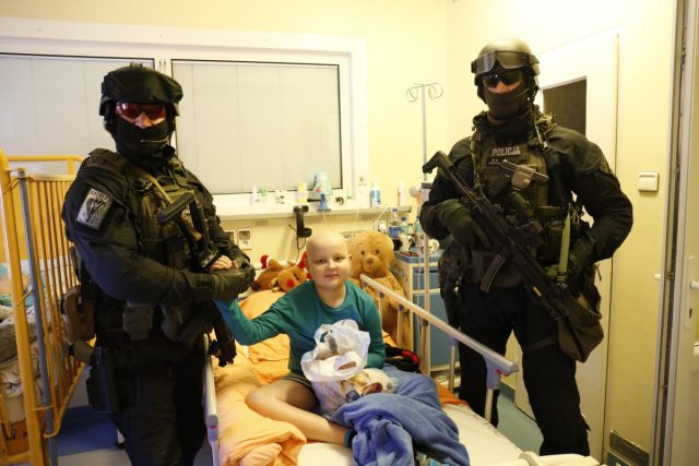 Lubelscy kontrterroryści z wizytą u małych pacjentów (zdjęcia)