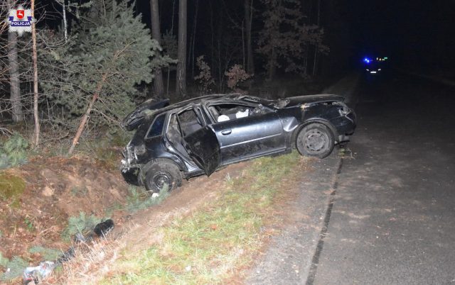 Pijany kierowca stracił panowanie nad audi, pojazd dachował. W szpitalu zmarł pasażer auta (zdjęcia)