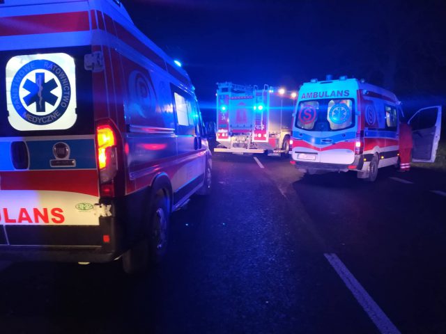 Kolejny groźny wypadek w Strzeszkowicach Dużych. Cztery osoby w szpitalu po zderzeniu saaba z volvo (zdjęcia)