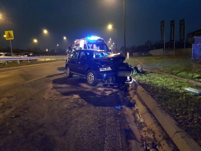 Stracił panowanie nad audi, pojazd uderzył w latarnię (zdjęcia)