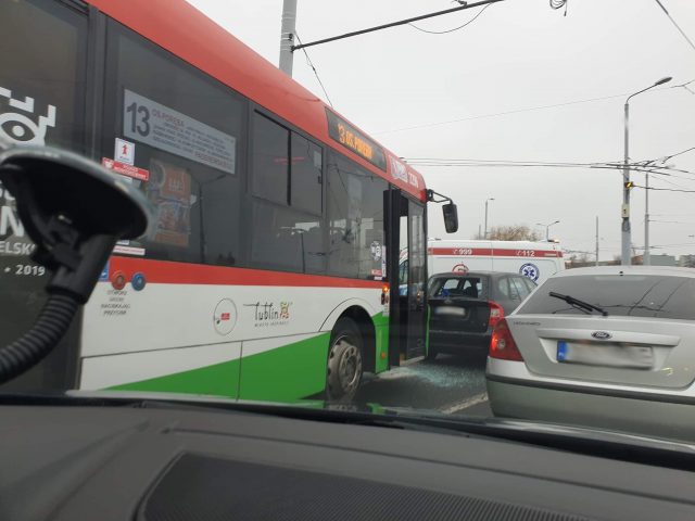 Zderzenie autobusu komunikacji miejskiej z pojazdem osobowym. Utrudnienia w ruchu na ul. Jana Pawła II (zdjęcia)
