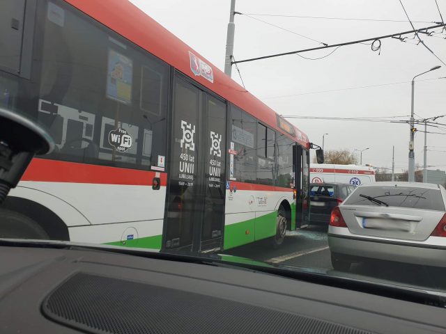 Zderzenie autobusu komunikacji miejskiej z pojazdem osobowym. Utrudnienia w ruchu na ul. Jana Pawła II (zdjęcia)