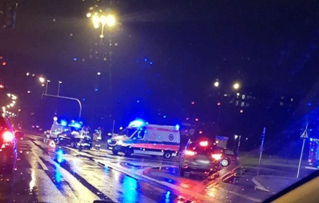 Wieczorne zderzenie dwóch pojazdów na skrzyżowaniu w Lublinie (zdjęcia)