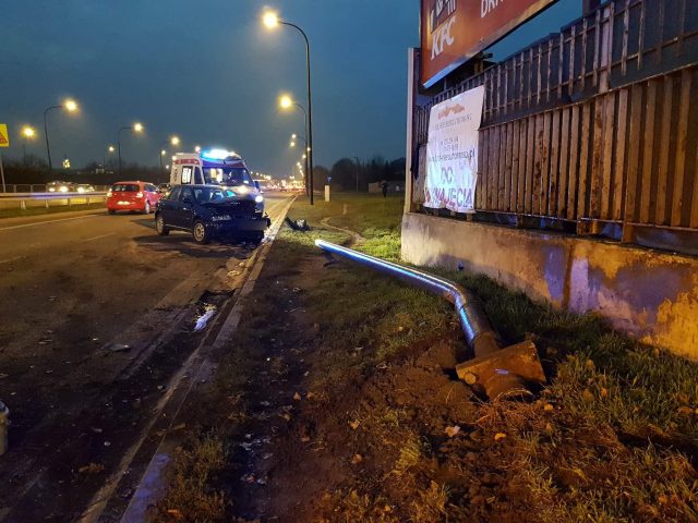 Stracił panowanie nad audi, pojazd uderzył w latarnię (zdjęcia)