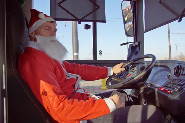 Mikołaj w taksówce, Mikołaj w autobusie. Są też prezenty (zdjęcia)