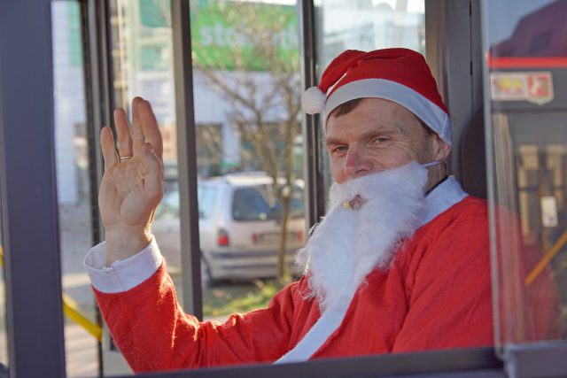 Mikołaj w taksówce, Mikołaj w autobusie. Są też prezenty (zdjęcia)