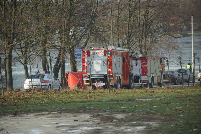 Tragedia nad Zalewem Zemborzyckim. Trwa akcja straży pożarnej i policji (zdjęcia)