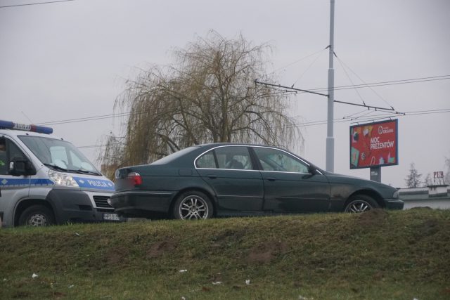 Zderzenie dwóch pojazdów na ul. Zemborzyckiej. Na ul. Armii Krajowej pojazd wypadł z drogi (zdjęcia)