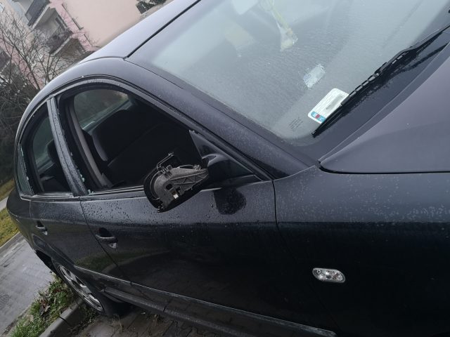Sygnał od Czytelniczki. Zdewastowane auto od kilku miesięcy straszy na parkingu (zdjęcia)