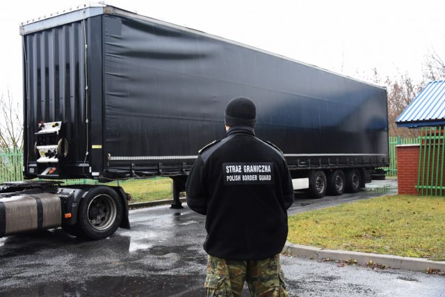 Pojazdy posiadały ingerencję w pola VIN. Zostały na granicy (zdjęcia)