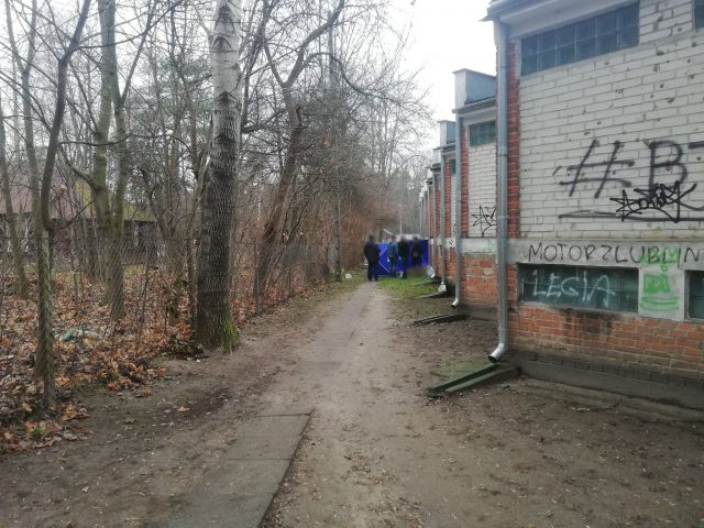 Nagie zwłoki mężczyzny na obrzeżach miasta. Ciało nosiło liczne ślady oparzeń  (zdjęcia)