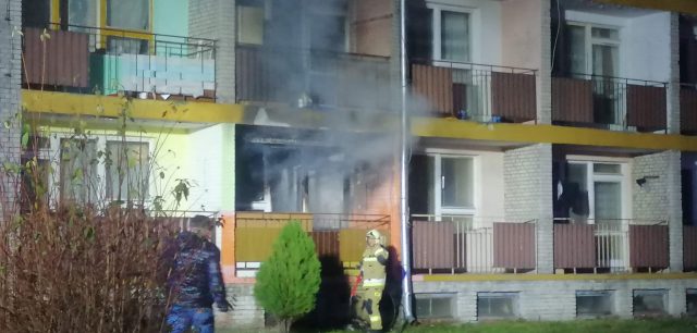 Pięć zastępów straży pożarnej walczyło z pożarem mieszkania (zdjęcia)