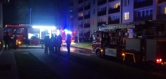 Pięć zastępów straży pożarnej walczyło z pożarem mieszkania (zdjęcia)