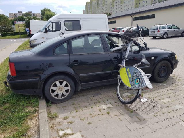 Sygnał od Czytelniczki. Zdewastowane auto od kilku miesięcy straszy na parkingu (zdjęcia)