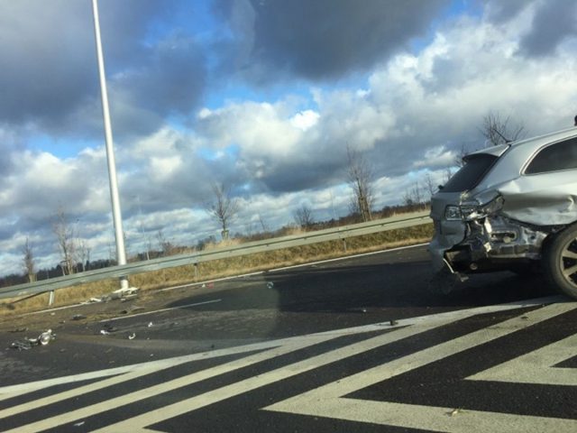 Toyota uderzyła w bariery na drodze ekspresowej Lublin – Warszawa. Na miejscu pracują służby ratunkowe (zdjęcia)
