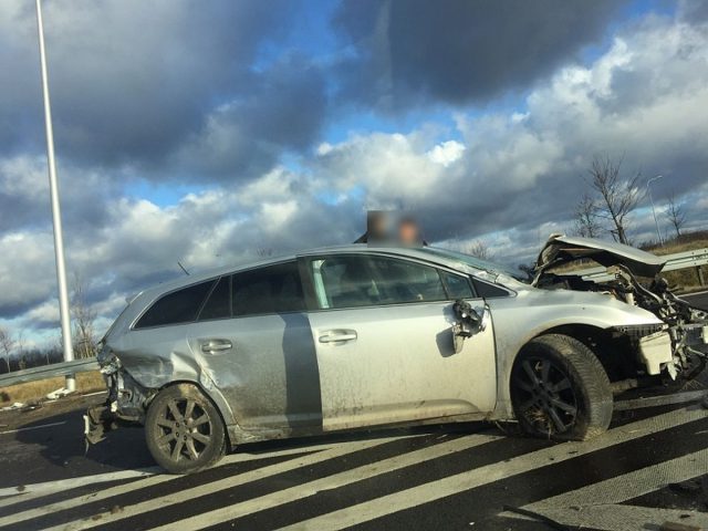 Toyota uderzyła w bariery na drodze ekspresowej Lublin – Warszawa. Na miejscu pracują służby ratunkowe (zdjęcia)