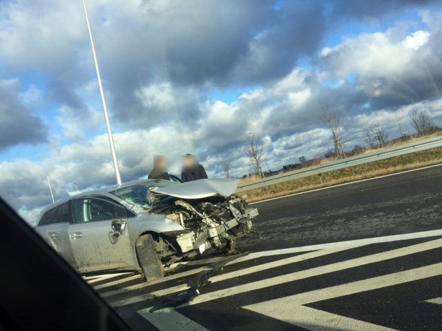 Toyota uderzyła w bariery na drodze ekspresowej Lublin – Warszawa. Na miejscu pracują służby ratunkowe (zdjęcia)