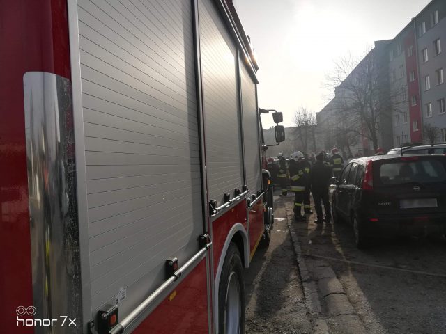 Pożar w bloku w Poniatowej. Część mieszkańców trzeba było ewakuować (zdjęcia)
