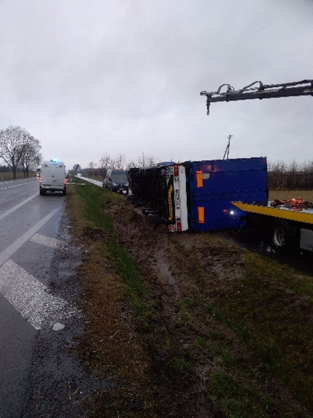 Ciężarówka wypadła z drogi na trasie Lublin – Chełm. Pojazd przewrócił się na bok (zdjęcia)