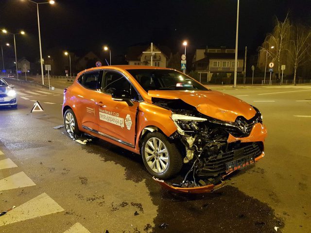 Wyjechał przetestować nowe auto przed zakupem. Na skrzyżowaniu drogę zajechał mu kierowca fiata (zdjęcia)