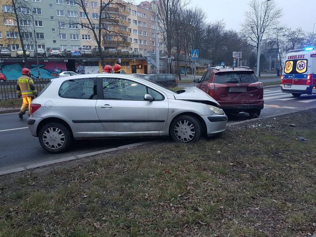 Zderzenie peugeota z toyotą w Lublinie. Dwie osoby w szpitalu, są utrudnienia w ruchu (zdjęcia)