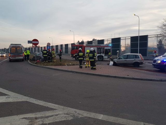 Groźny wypadek na wyjeździe z Lublina. Cztery osoby ranne po zderzeniu dwóch pojazdów (zdjęcia)