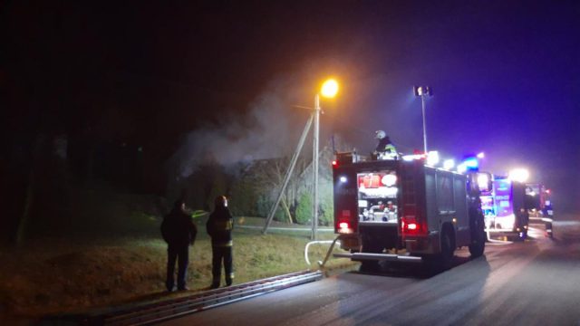 Pożar budynku koło Kraśnika. Trwa akcja gaśnicza (zdjęcia)