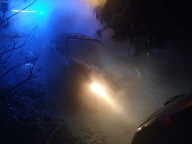 Maserati stanęło w płomieniach na osiedlowej uliczce. Pojazd spłonął doszczętnie (zdjęcia)