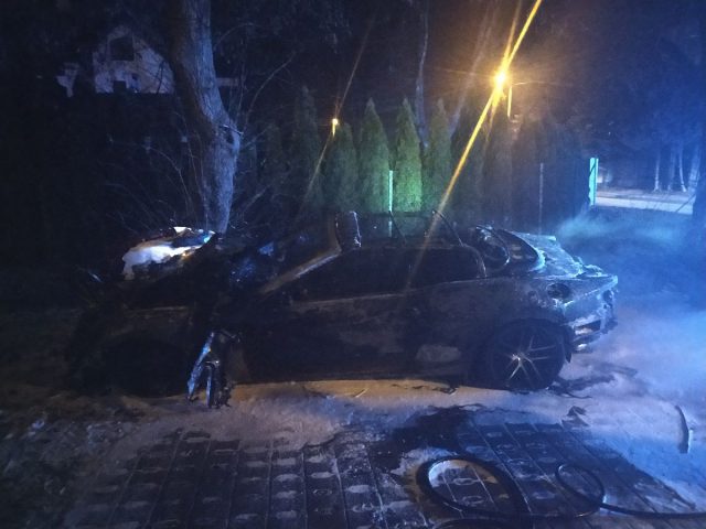 Maserati stanęło w płomieniach na osiedlowej uliczce. Pojazd spłonął doszczętnie (zdjęcia)