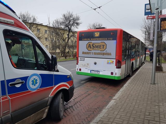 Zmieniała pas ruchu, zaczepiła o autobus. Pasażerowie poupadali na podłogę (zdjęcia)