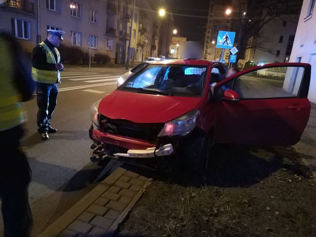 W centrum Lublina wjechał toyotą w drzewo. Dostawca pizzy przesadził z prędkością (zdjęcia)