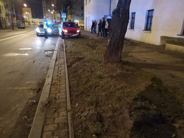 W centrum Lublina wjechał toyotą w drzewo. Dostawca pizzy przesadził z prędkością (zdjęcia)