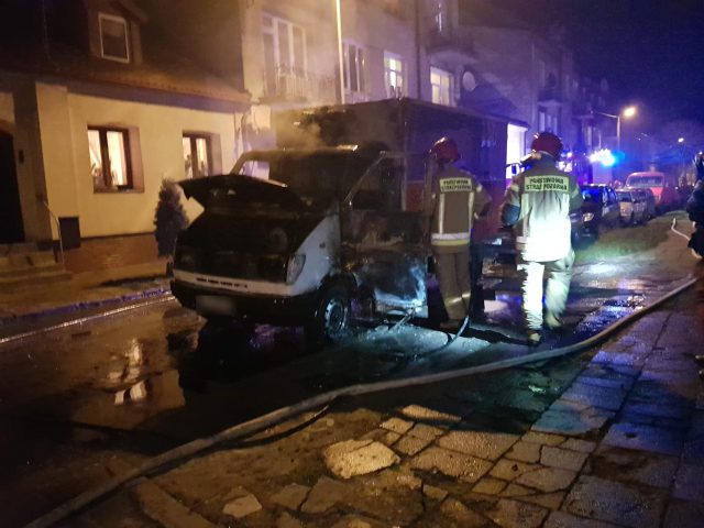 Samochód dostawczy stanął w płomieniach. Ogień objął wnętrze pojazdu (zdjęcia)