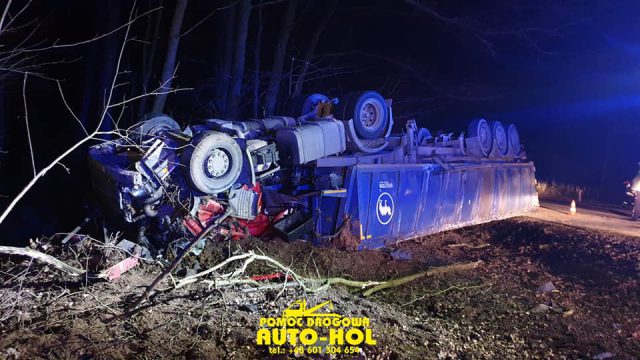 Groźny wypadek na trasie Lublin – Kraśnik. Dachował samochód ciężarowy z naczepą (zdjęcia)