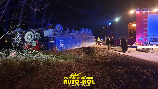 Groźny wypadek na trasie Lublin – Kraśnik. Dachował samochód ciężarowy z naczepą (zdjęcia)