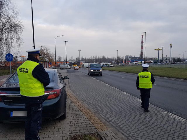 Kontrolowali, czy kierowcy zatrzymują się przez znakiem STOP na rondzie przy Makro. Posypały się mandaty (zdjęcia)