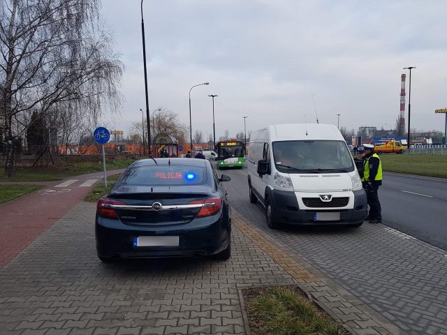 Kontrolowali, czy kierowcy zatrzymują się przez znakiem STOP na rondzie przy Makro. Posypały się mandaty (zdjęcia)