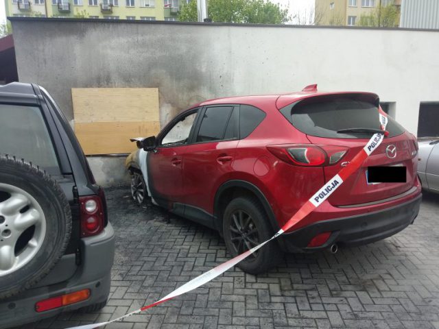 Seria pożarów samochodów w Lublinie. Auta podpalał bezdomny, chciał się zemścić za wyganianie go z klatek schodowych