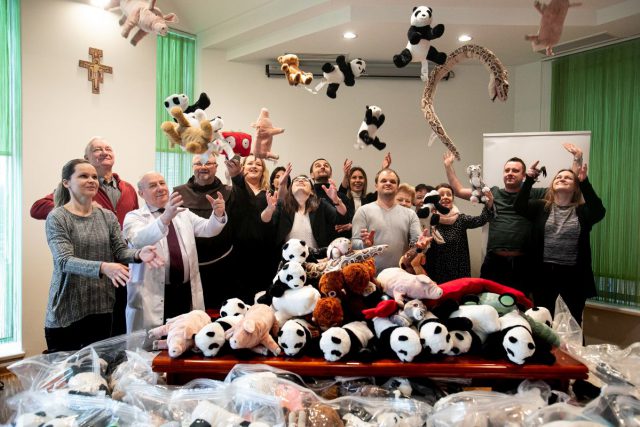 Pracownicy i klienci sklepu zebrali blisko tysiąc zabawek. Przekazano je dzieciom z lubelskiego hospicjum (zdjęcia)